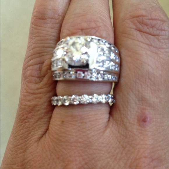 Women’s beautiful natural Diamond Wedding ring w/appraisal - Picture 2 of 10